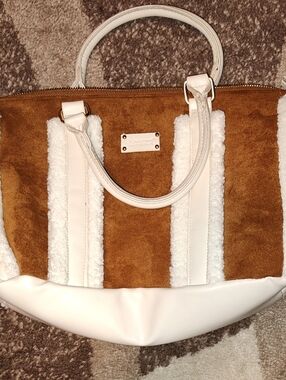 Bearpaw shoulder bag
